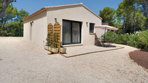 Unclassified image, 2 of 24, button - La Volière du Pesquier – Holiday Home in Provençal Pine Forest with Pool and Garden (Pélissanne)