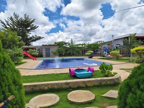 Kolam renang outdoor