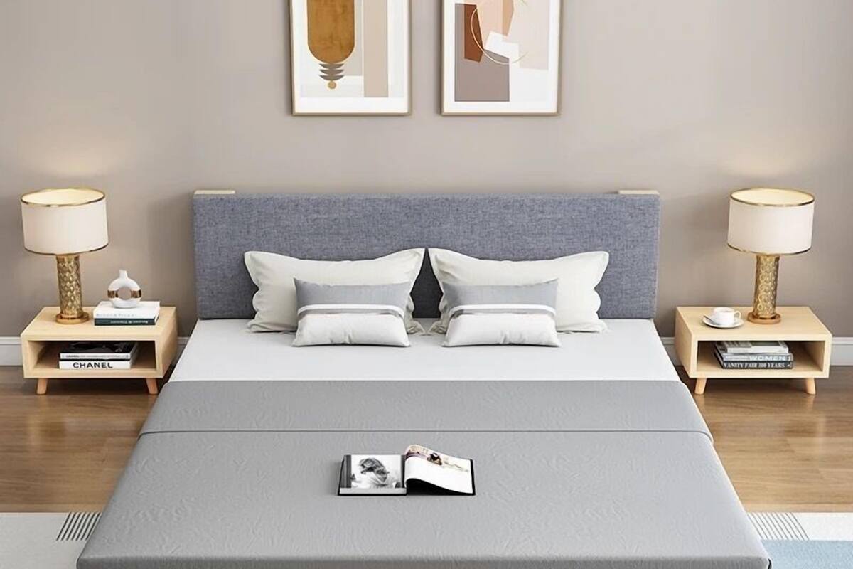 Un dormitorio moderno con una cama grande, dos mesitas de noche y una alfombra.