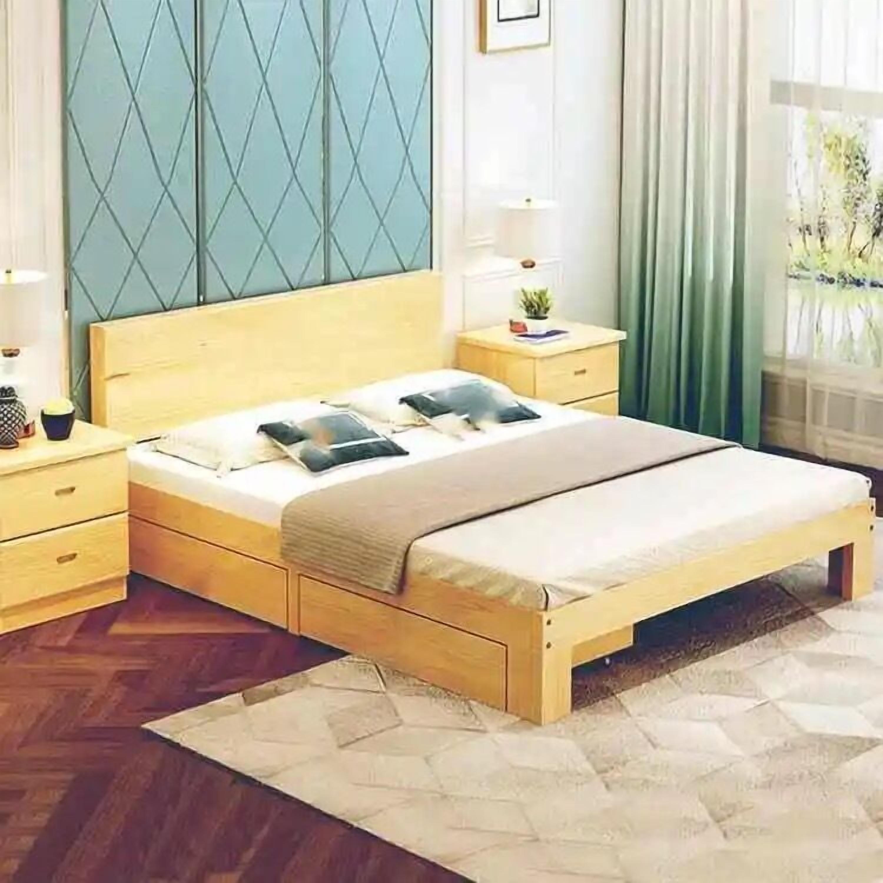 Un dormitorio con una cama de madera, dos mesitas de noche, una mesita auxiliar, un ventanal con cortinas y una alfombra de estampado geométrico.