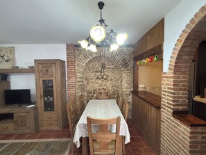 Dining - Accommodation 30 minutes from Cadiz-Jerez-beaches, good food and tranquility. (Medina-Sidonia)