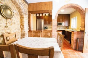 Dining - Accommodation 30 minutes from Cadiz-Jerez-beaches, good food and tranquility. (Medina-Sidonia)
