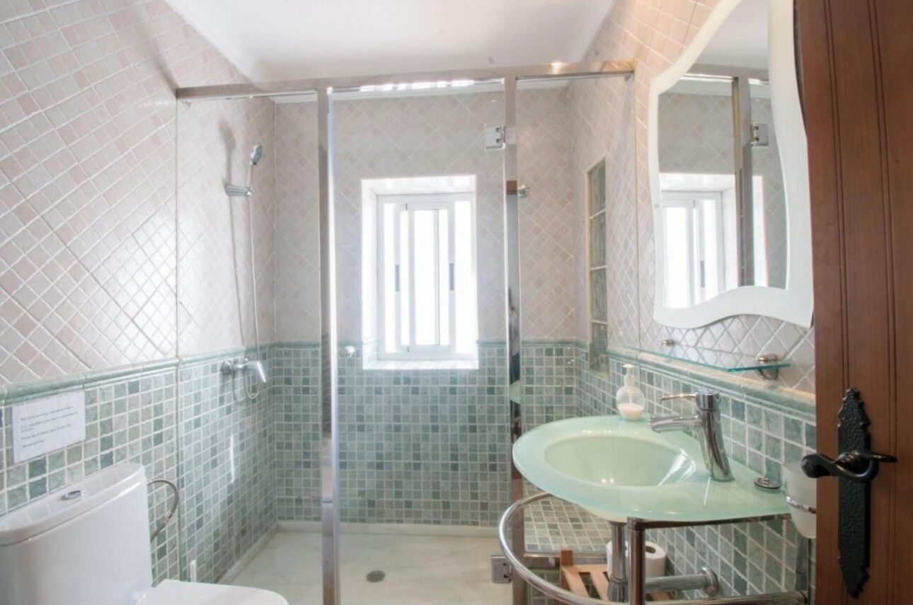 Een douche, handdoeken, zeep, toiletpapier