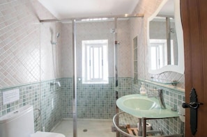 Regadera, toallas, jabón, papel de baño 
