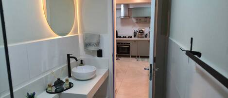 Jääkaappi, mikroaaltouuni, uuni, liesi