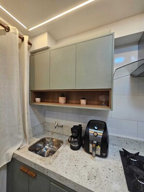 Kjøleskap, mikrobølgeovn, ovn og kokeplater