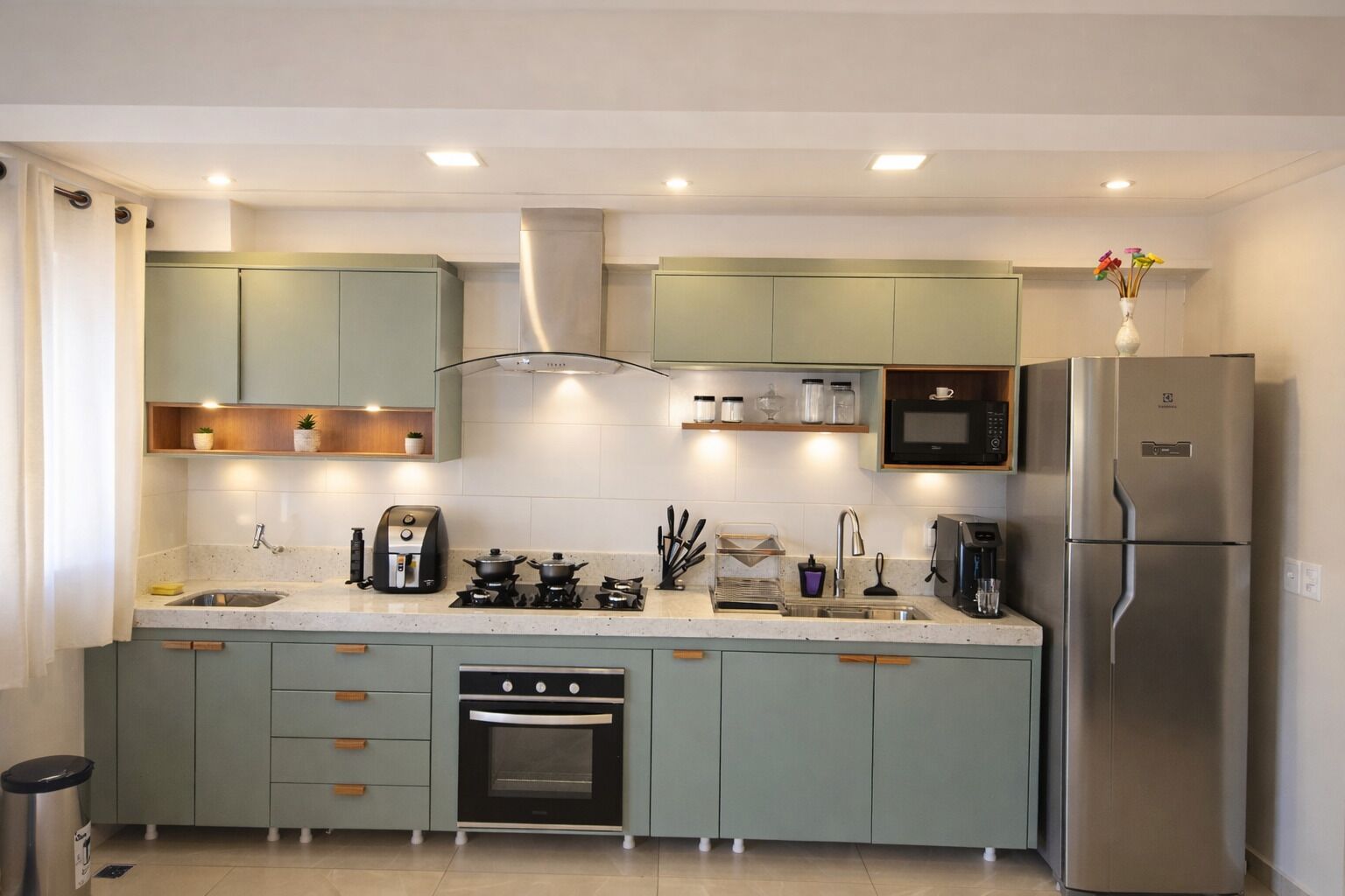 冷蔵庫、電子レンジ、オーブン、コンロ