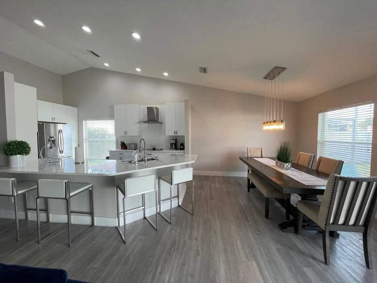 Jääkaappi, mikroaaltouuni, liesi, astianpesukone