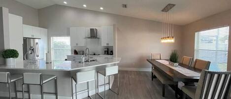 Réfrigérateur, micro-ondes, plaque de cuisson, lave-vaisselle