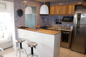 Fridge, microwave, oven, stovetop - Cobertura de Alto Padrão • Cyrela • Boqueirão (Santos)