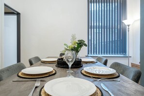 Dining - Spacious 3BR Home | Free Parking | Near City Centre | Sleeps 6 (Manchester)