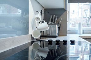 Microwave, oven, stovetop, coffee/tea maker - Spacious 3BR Home | Free Parking | Near City Centre | Sleeps 6 (Manchester)