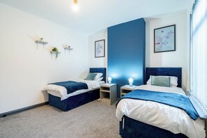 3 bedrooms, desk, iron/ironing board, travel cot - Spacious 3BR Home | Free Parking | Near City Centre | Sleeps 6 (Manchester)
