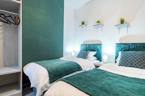 3 habitaciones, escritorio y tabla de planchar con plancha 