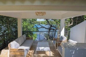 Terrace/patio - A Casa do Lago: comfort, nature and unforgettable moments on the shore of the water (Romana)