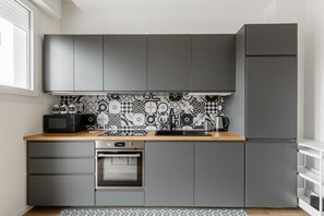 Jääkaappi, mikroaaltouuni, uuni, astianpesukone