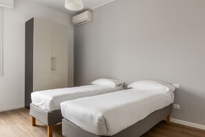 2 chambres, fer et planche à repasser, literie fournie