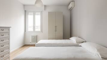 2 bedrooms, iron/ironing board, bed sheets