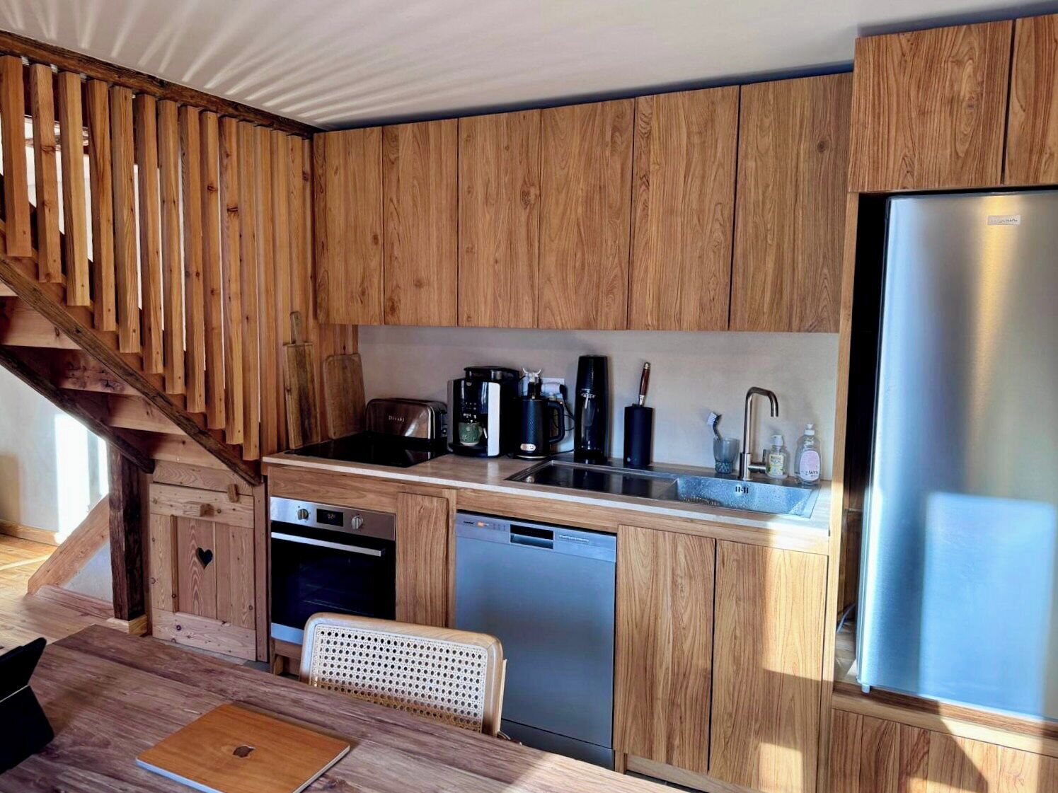 Kokeplater, oppvaskmaskin og kjøkkenutstyr