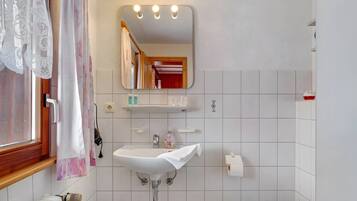 Ducha, secador de pelo, toallas