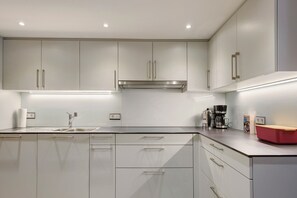 Fridge, microwave, oven, stovetop - 'Haus Eckhof' with Terrace, Garden and Wi-Fi (Wieden)