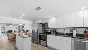 Condo, 1 giường cỡ king (Ponce de Leon Towers 207) | Bếp riêng