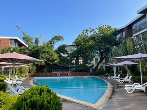2 outdoor pools, pool umbrellas, lifeguards on site - Peravi Suites at Pearl In The City (Accra)