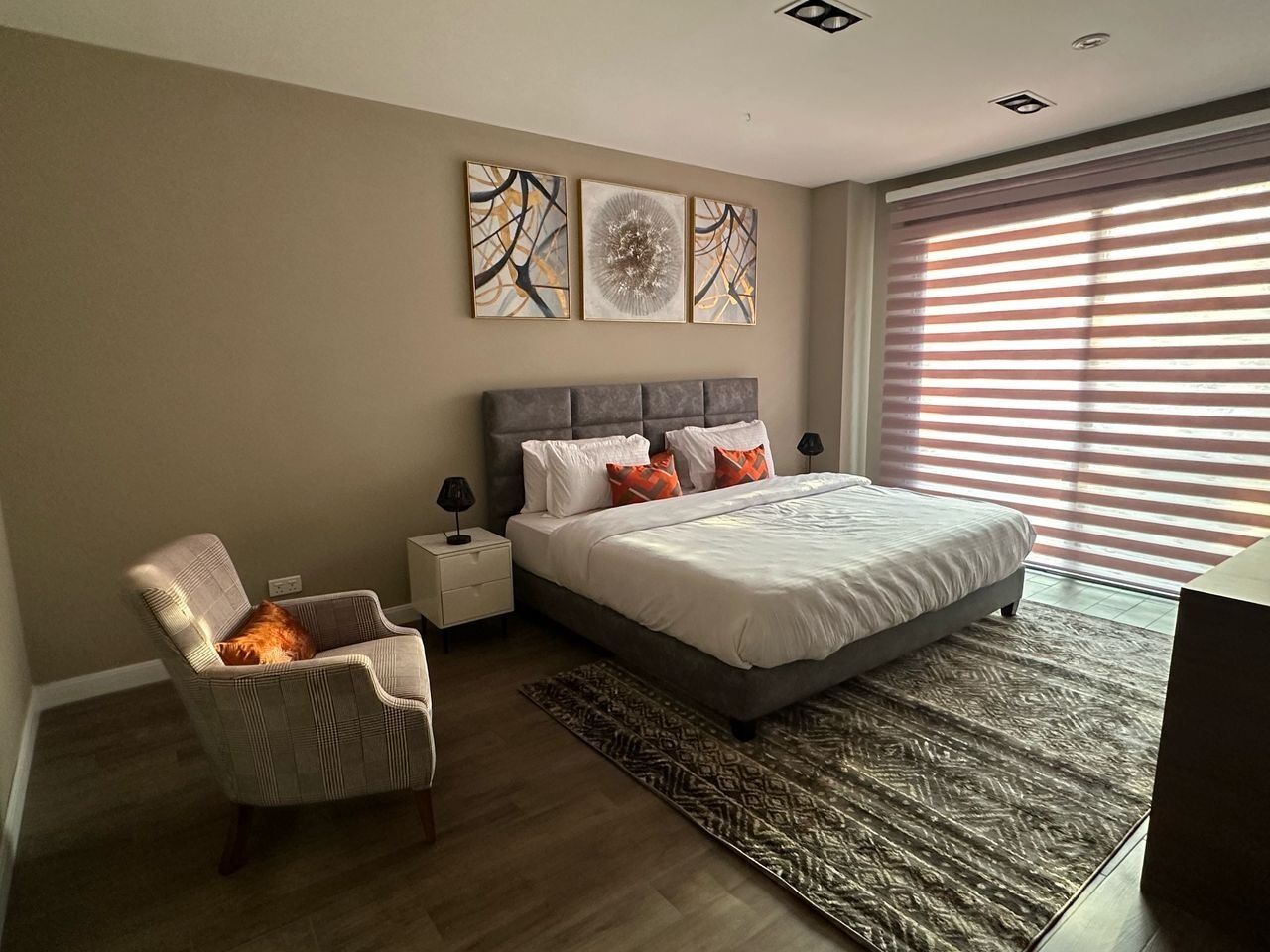 Escritorio y espacio para trabajar con un portátil