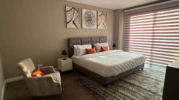 Escritorio y espacio para trabajar con un portátil