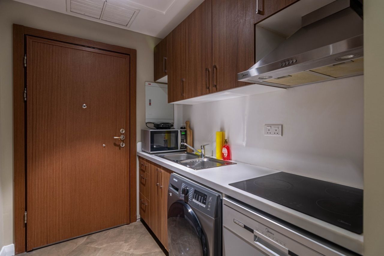 Køleskab/fryser i fuld størrelse, mikrobølgeovn, ovn, kogeplade