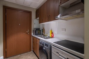 Køleskab/fryser i fuld størrelse, mikrobølgeovn, ovn, kogeplade