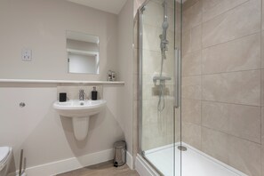 Shower, towels, soap, shampoo - Chic 1Bed in Hull City Centre near Hull College (Hull)