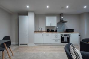 Fridge, microwave, oven, stovetop - Chic 1Bed in Hull City Centre near Hull College (Hull)