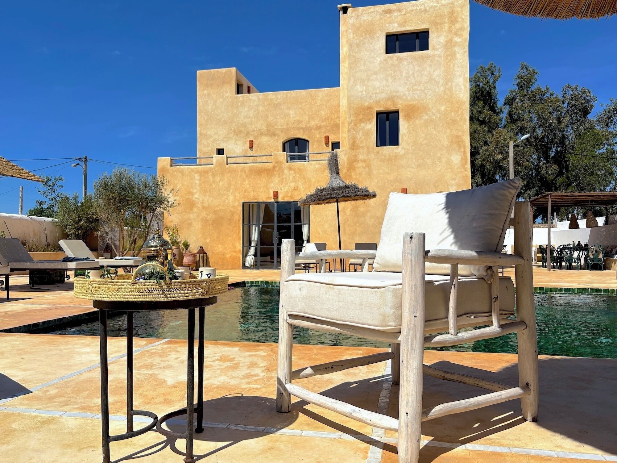 Een buitenzwembad en een verwarmd zwembad