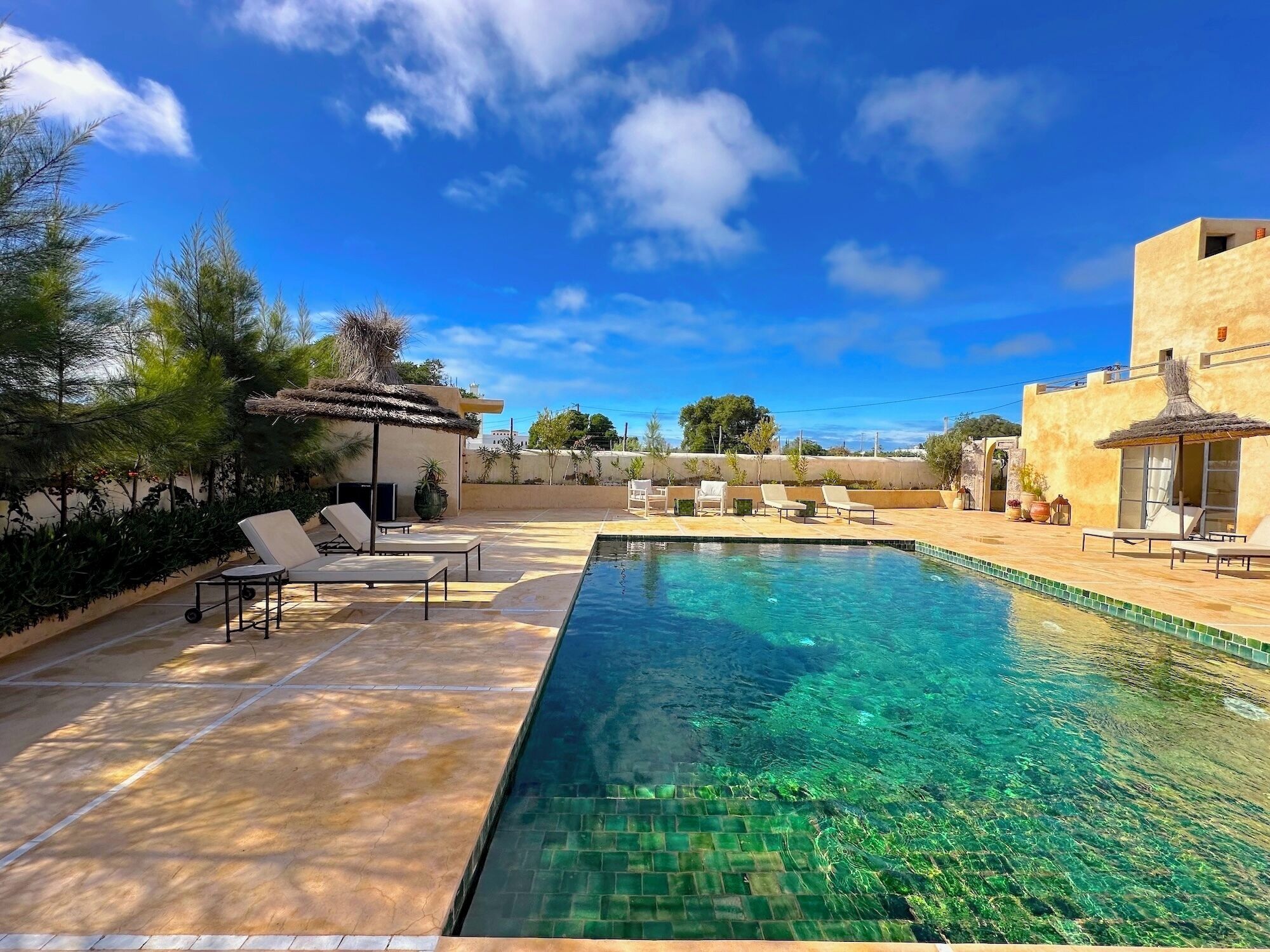 Una piscina al aire libre, una piscina climatizada
