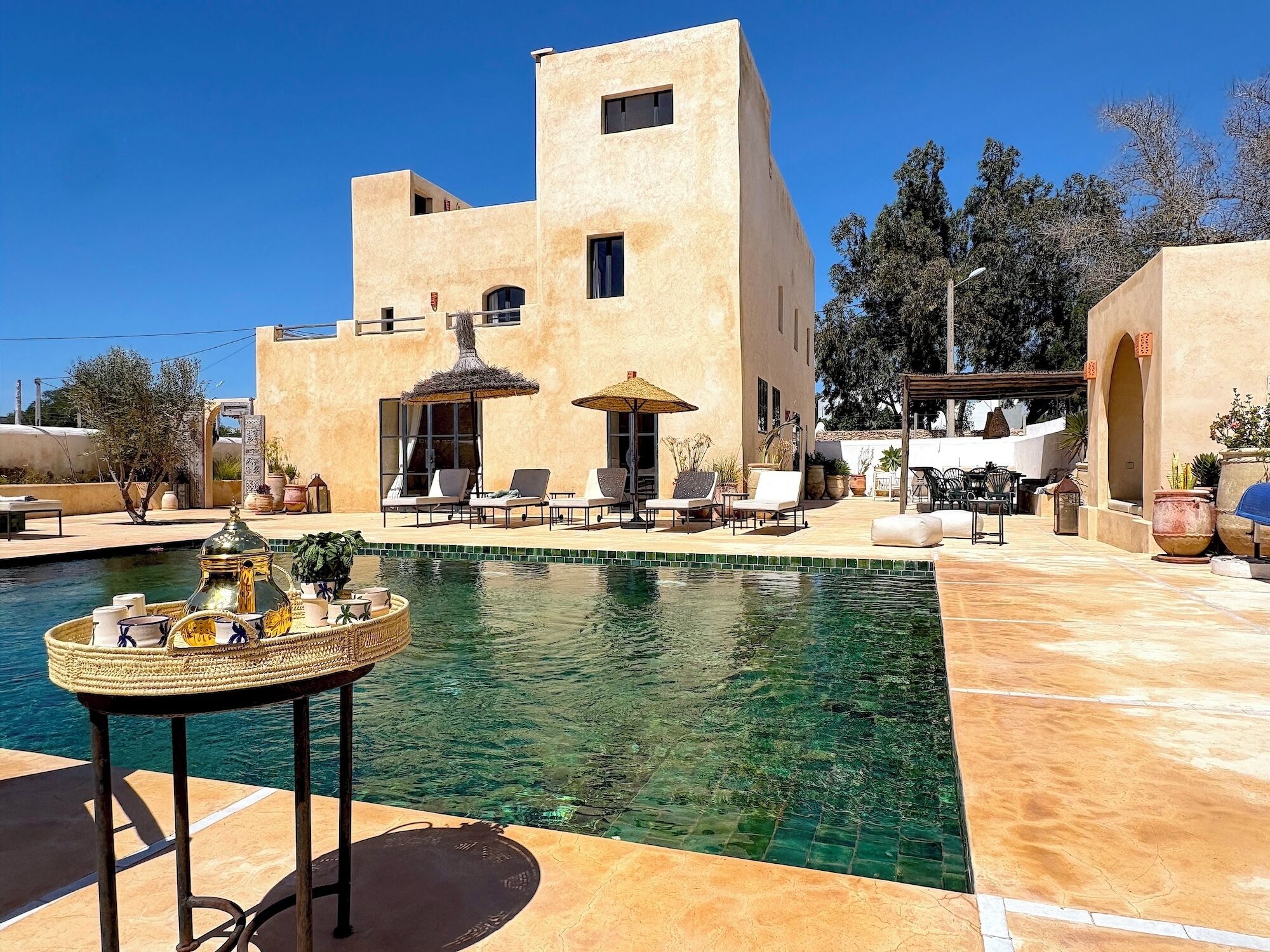 Een buitenzwembad, een verwarmd zwembad