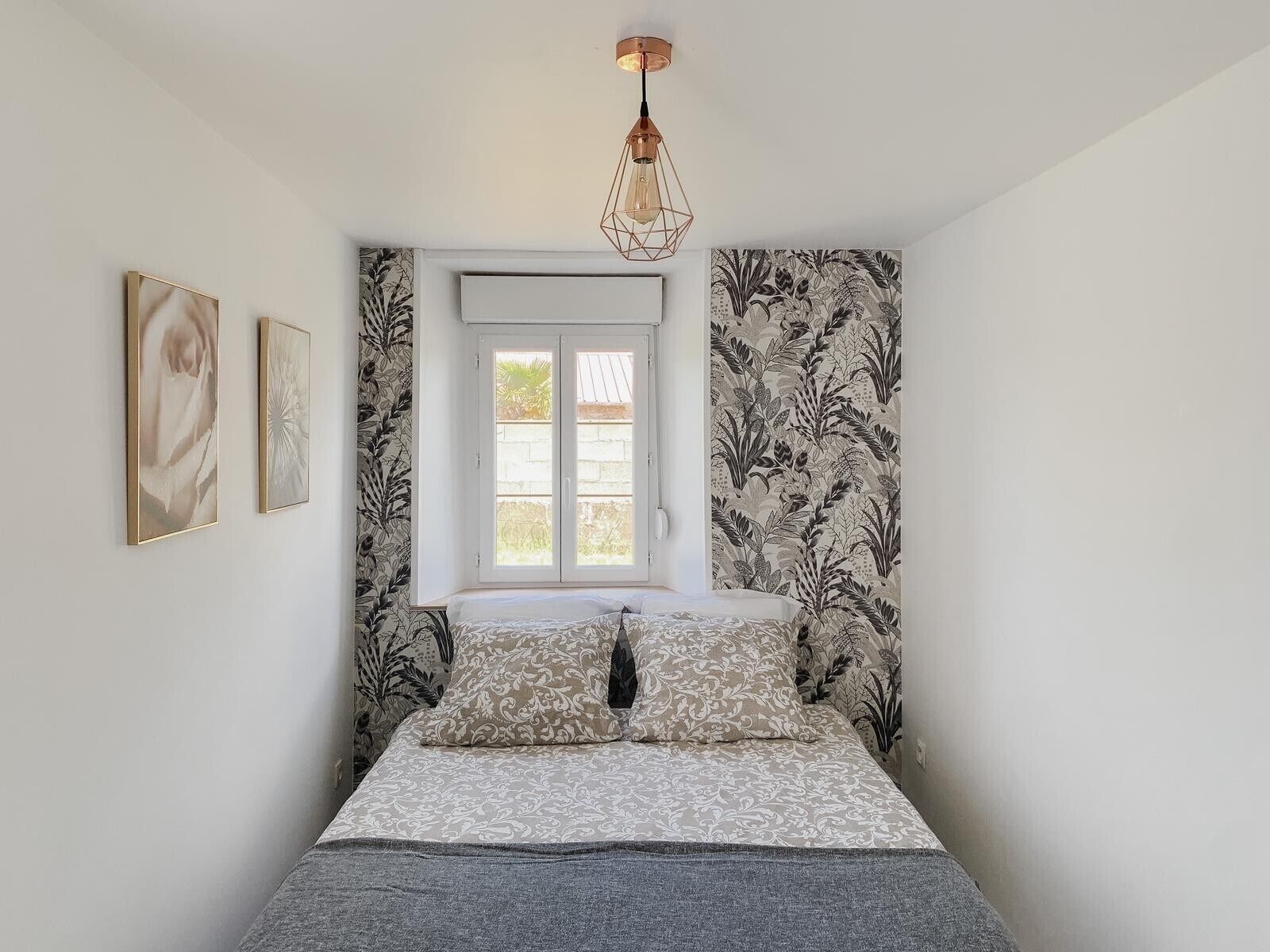 Een strijkplank/strijkijzer, wifi, beddengoed