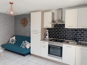 Frigorífico, microondas, horno y placa de cocina