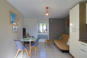 Una cucina moderna con zona pranzo, divano e finestra vista.