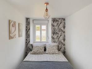 Een strijkplank/strijkijzer, wifi, beddengoed