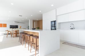 Fridge, microwave, oven, stovetop - Villa Devaneio by Atlantic Holiday (Ribeira Brava)