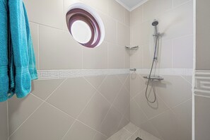 Een douche, handdoeken, toiletpapier