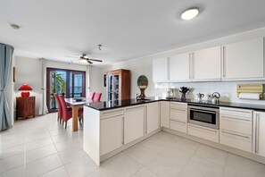 Private kitchen - Elegancia del Caribe 9, Vacation condo with 2 bedrooms, Caribbean Sea view (Kralendijk)