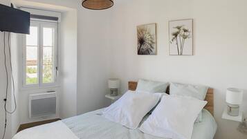 Iron/ironing board, WiFi, bed sheets