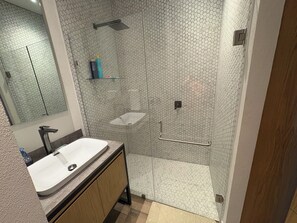 Shower, hair dryer, bidet, towels - LUXURY APARTMENT IN A TOWER BLOCK WITH SPECTACULAR SUNSETS (Puerto Vallarta)