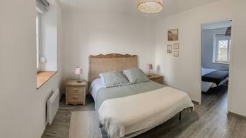 2 bedrooms, iron/ironing board, WiFi, bed sheets