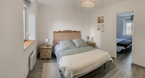 2 bedrooms, iron/ironing board, WiFi, bed sheets - Pirou Getaway: Le Chardon – Stone Cottage Near the Beach (Pirou)
