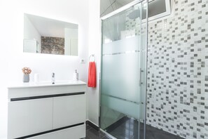 Shower, hair dryer, towels, toilet paper - A Casinha by Atlantic Holiday (Câmara de Lobos)