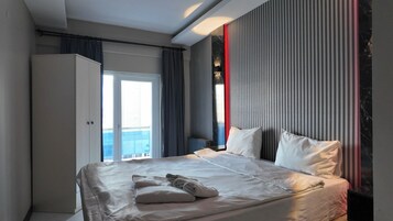 Tek Büyük Yataklı Oda, Balkon, Şehir Manzaralı | Masa, dizüstü bilgisayar çalışma alanı, güneşlik/perde, ses yalıtımı 