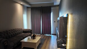 Chambre double, balcon, vue sur la ville | Aire de séjour